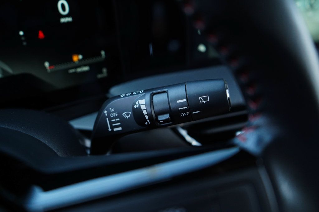 Used 2025 Nissan Kicks SR FWD image 33