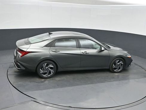 Used 2025 Hyundai Elantra SEL image 29