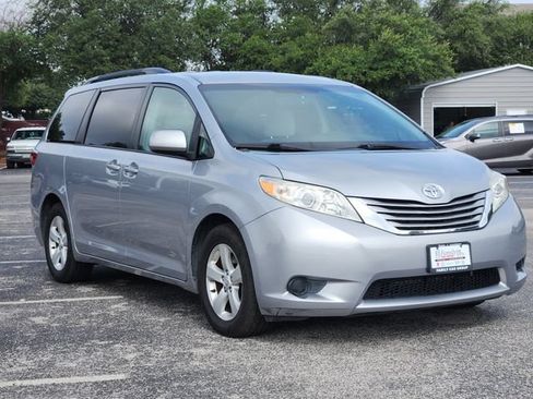 Used 2015 Toyota Sienna LE FWD image 2