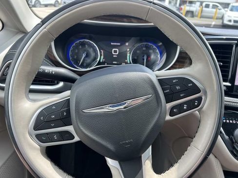 Used 2021 Chrysler Pacifica Limited AWD/4WD image 19
