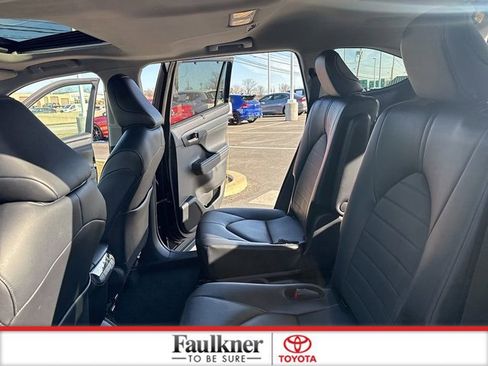 Used 2024 Toyota Highlander XLE image 12
