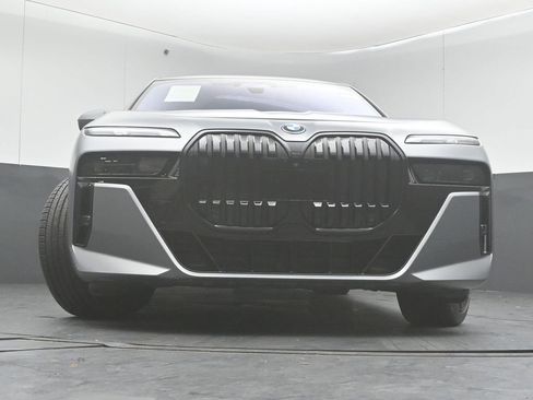 Used 2023 BMW i7 xDrive60 image 16