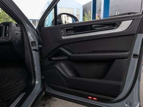 Certified 2025 Porsche Cayenne Coupe AWD/4WD image 39
