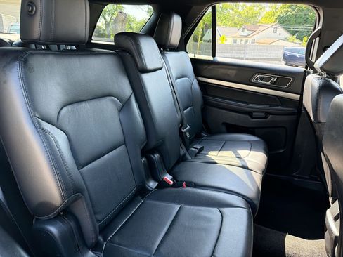 Used 2018 Ford Explorer XLT w/ Equipment Group 202A FWD image 27