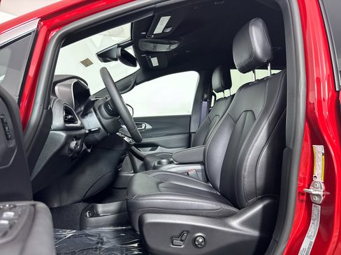 New 2026 Chrysler Pacifica Select image 4