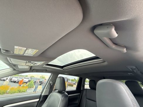 Used 2015 Toyota Highlander XLE AWD/4WD image 23