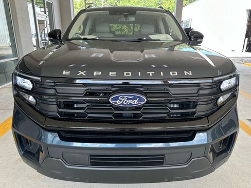 Used 2025 Ford Expedition Active AWD/4WD image 8