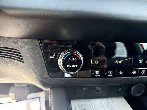 New 2025 Mitsubishi Outlander SE image 38