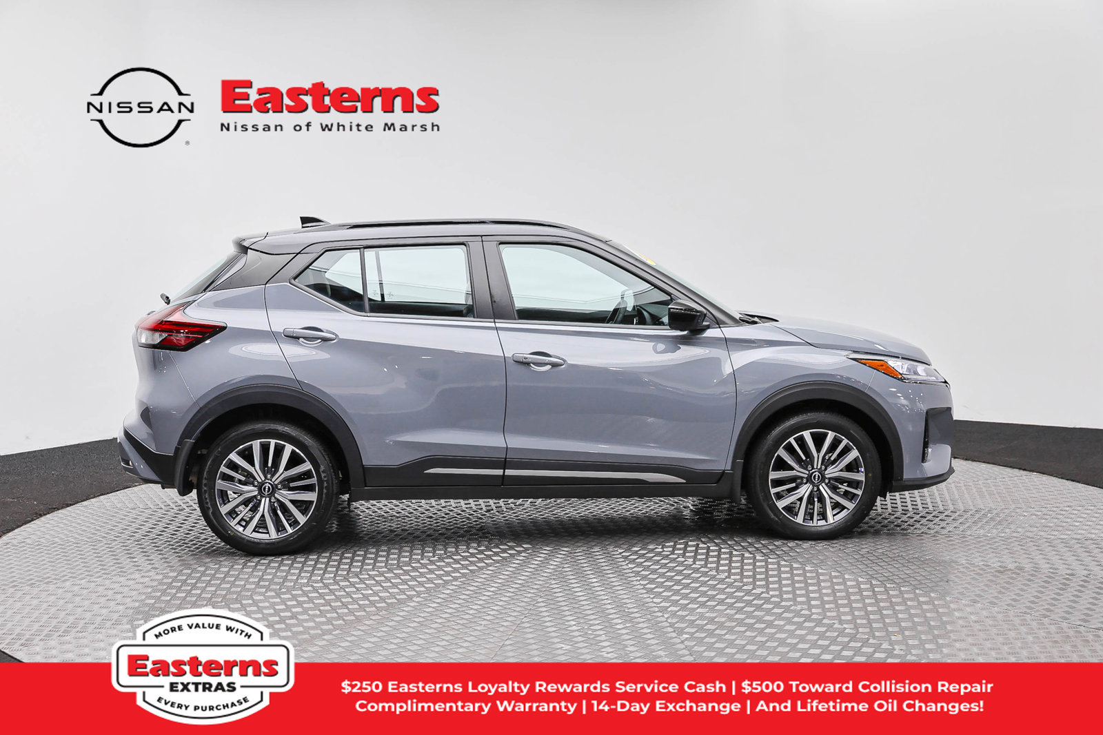 Used 2023 Nissan Kicks SR w/ SR Premium Package FWD image 4