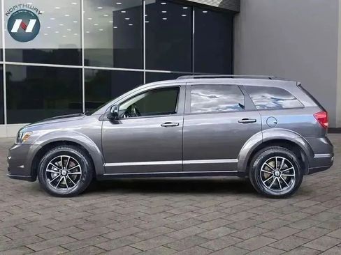 Used 2018 Dodge Journey SXT w/ Connectivity Group image 2