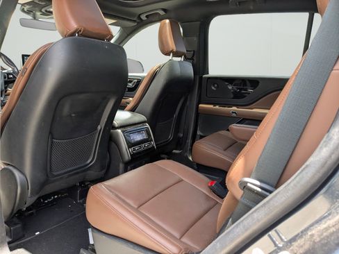 Used 2022 Lincoln Aviator Reserve w/ Equipment Group 201A RWD image 11