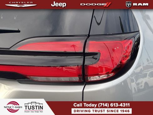 New 2026 Chrysler Pacifica Limited w/ Uconnect Theater Family Group FWD image 9