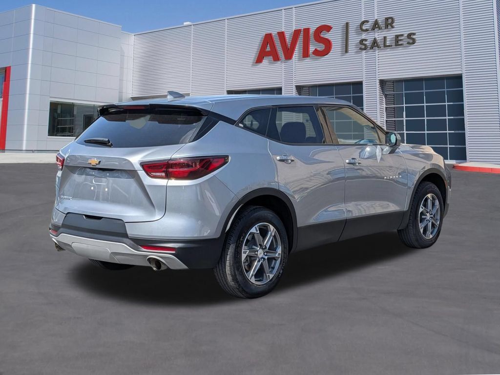 Used 2025 Chevrolet Blazer LT FWD image 6