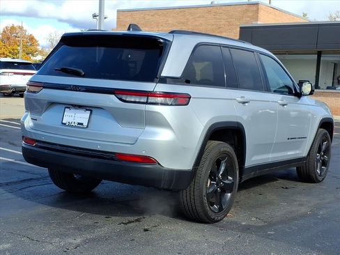 Used 2023 Jeep Grand Cherokee Altitude image 7