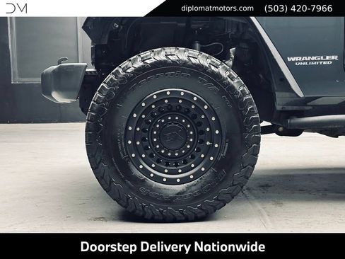 Used 2017 Jeep Wrangler Unlimited Rubicon w/ Connectivity Group AWD/4WD image 37