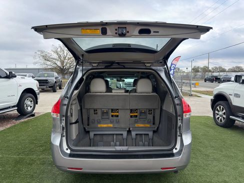 Used 2014 Toyota Sienna XLE image 7