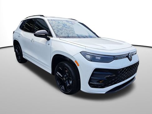 New 2025 Volkswagen Tiguan SE R-Line image 3