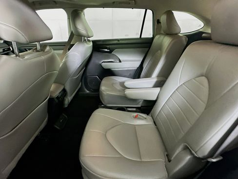 Used 2024 Toyota Highlander XLE image 29