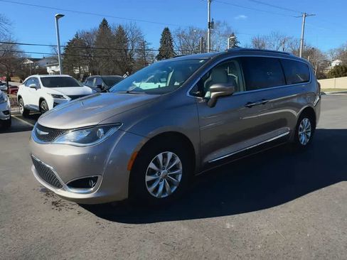 Used 2018 Chrysler Pacifica Touring-L image 4