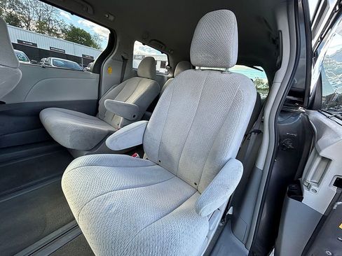 Used 2014 Toyota Sienna LE AWD/4WD image 17