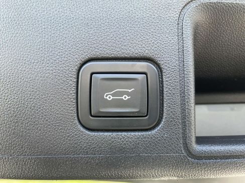 Used 2023 GMC Terrain SLE w/ Driver Convenience Package FWD image 9