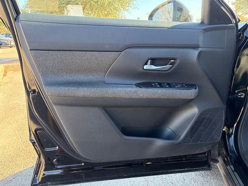 Certified 2025 Nissan Kicks SV image 21