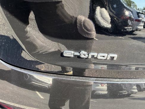 Used 2022 Audi e-tron Premium w/ Towing Package AWD/4WD image 9