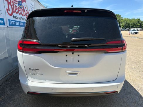 New 2027 Chrysler Pacifica Select FWD image 4