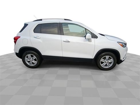 Used 2020 Chevrolet Trax LT w/ LT Convenience Package image 9