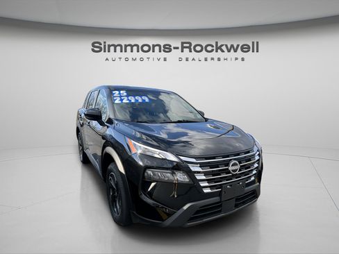 Used 2025 Nissan Rogue SV image 2