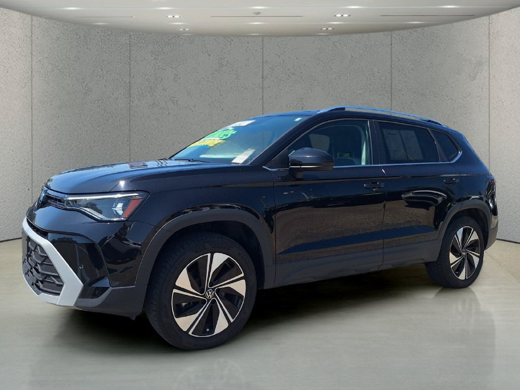 Used 2025 Volkswagen Taos SE AWD/4WD image 1