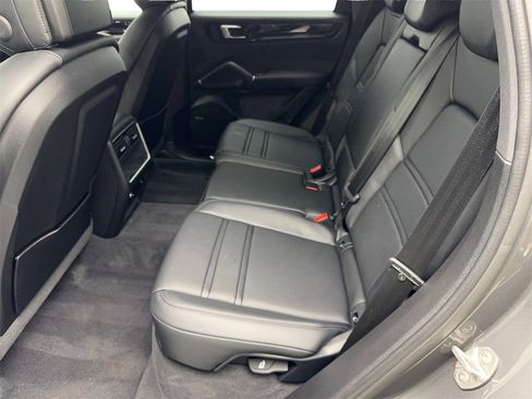 Used 2022 Porsche Cayenne image 32