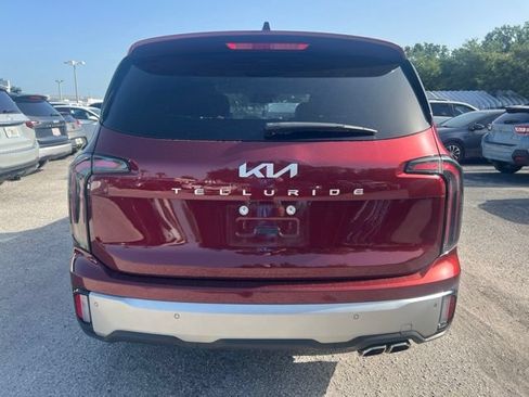 Used 2024 Kia Telluride EX w/ EX Captain's Chair Package FWD image 5