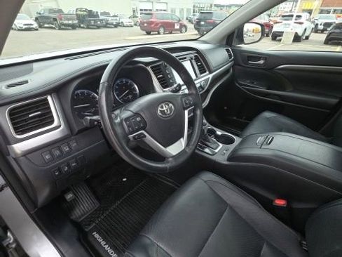 Used 2017 Toyota Highlander Limited Platinum image 12