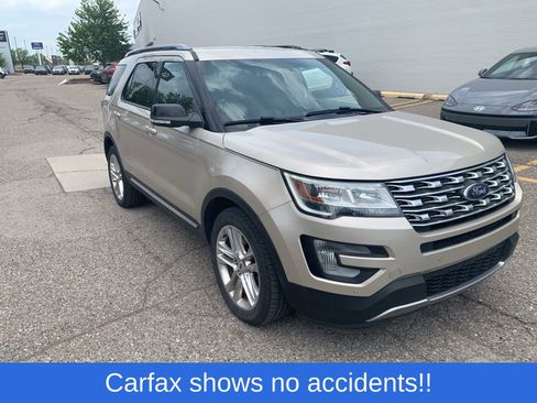 Used 2017 Ford Explorer XLT w/ Equipment Group 202A AWD/4WD image 3