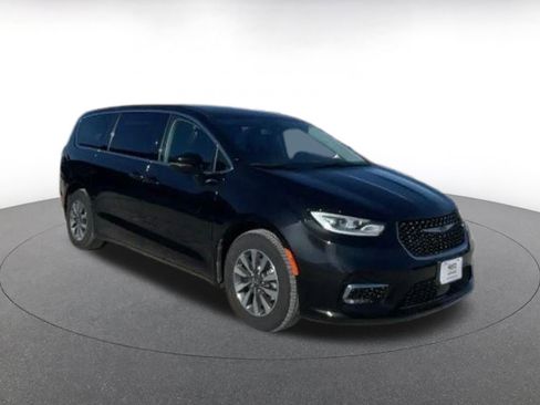 Used 2023 Chrysler Pacifica Touring-L image 2