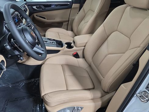 New 2026 Porsche Macan AWD/4WD image 5