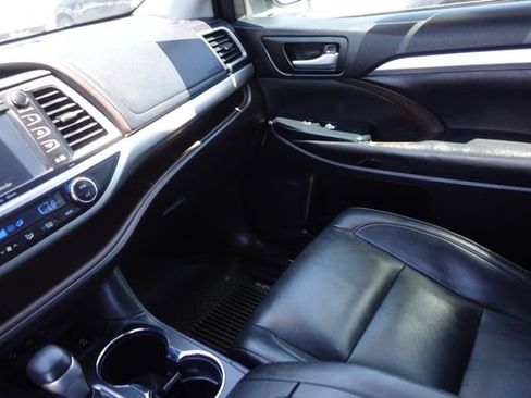 Used 2019 Toyota Highlander XLE AWD/4WD image 25