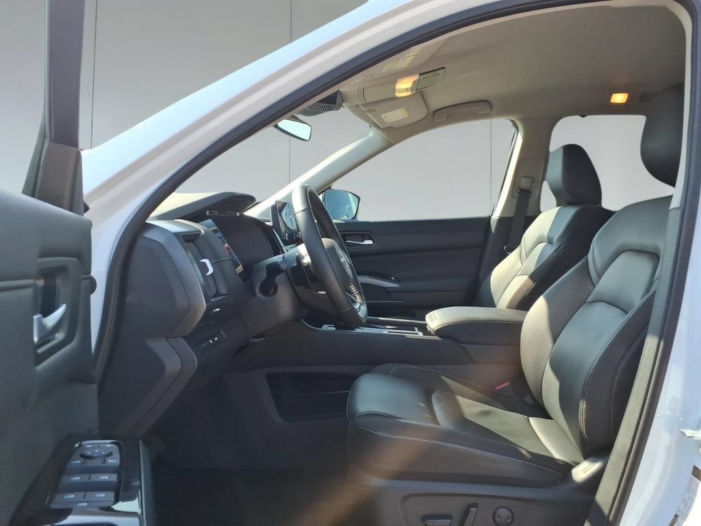 Used 2025 Nissan Pathfinder SL FWD image 16