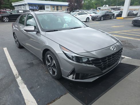 Used 2023 Hyundai Elantra Limited FWD image 2