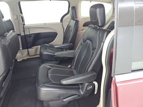 Used 2023 Chrysler Pacifica Touring-L FWD image 3