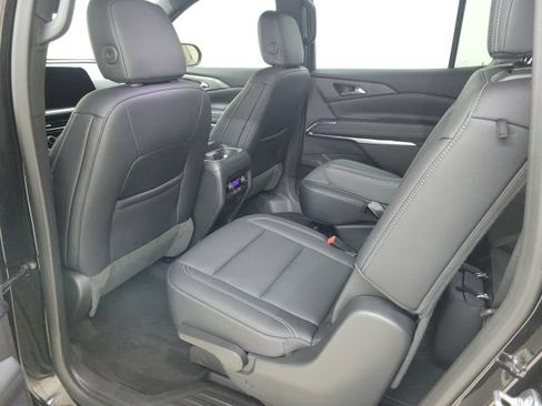 Used 2025 Chevrolet Traverse LT FWD image 17