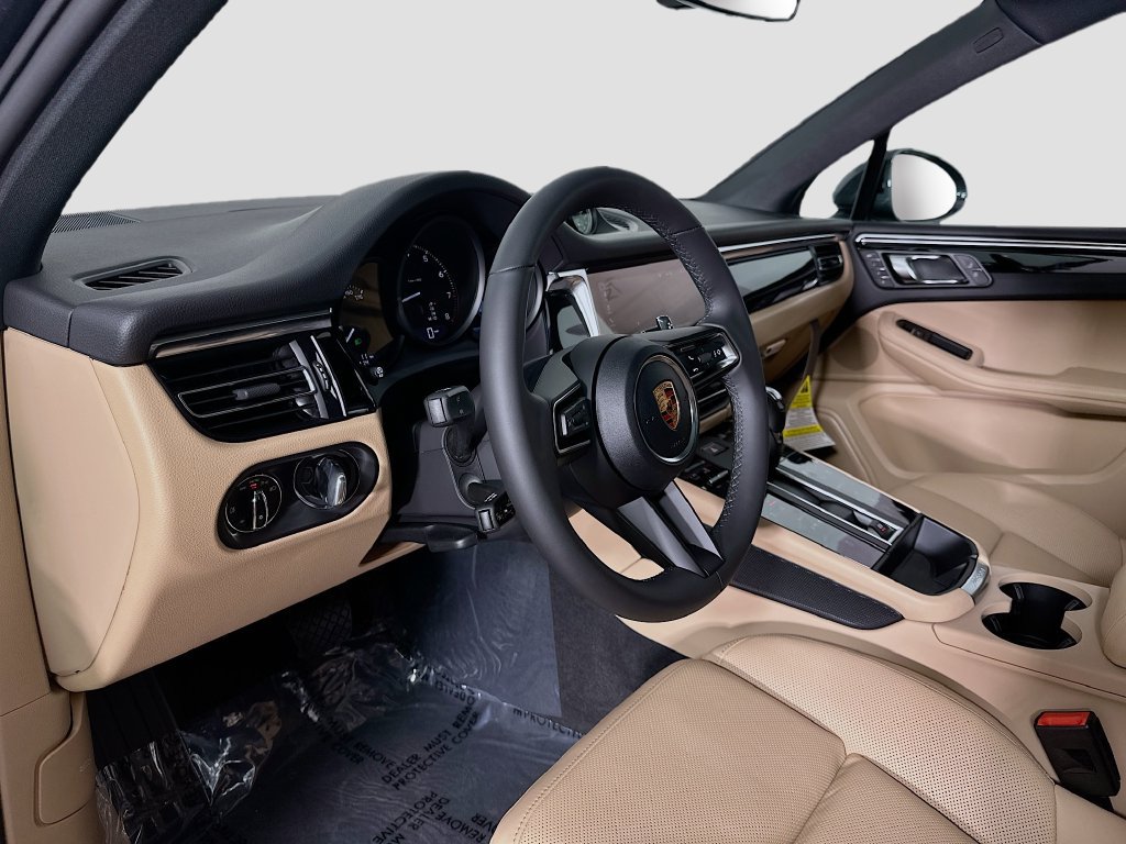 Certified 2026 Porsche Macan AWD/4WD image 4