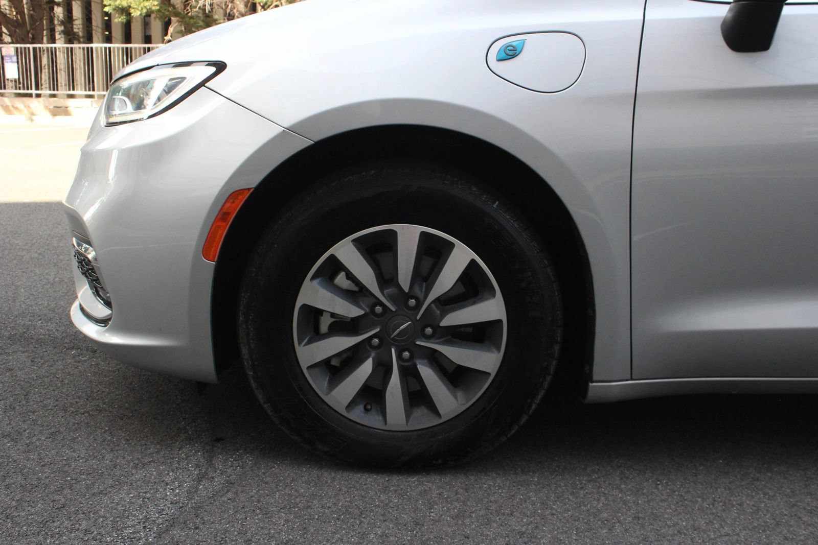 Used 2023 Chrysler Pacifica Touring-L FWD image 11
