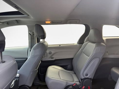 Used 2024 Toyota Sienna XLE FWD image 24