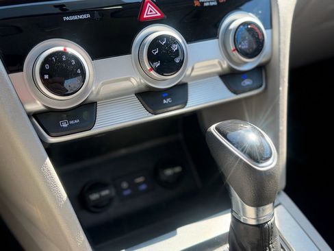 Used 2019 Hyundai Elantra SE FWD image 15