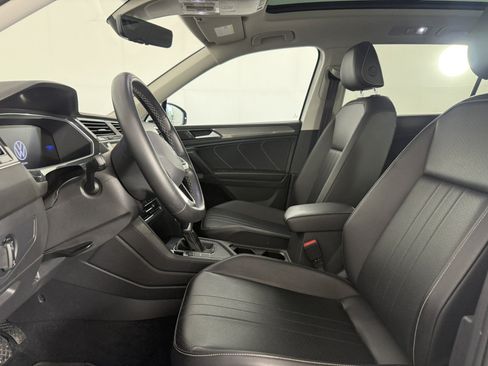 Used 2022 Volkswagen Tiguan SE w/ Panoramic Sunroof Package FWD image 17