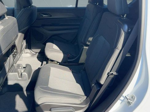 New 2025 Jeep Grand Cherokee L Laredo image 13