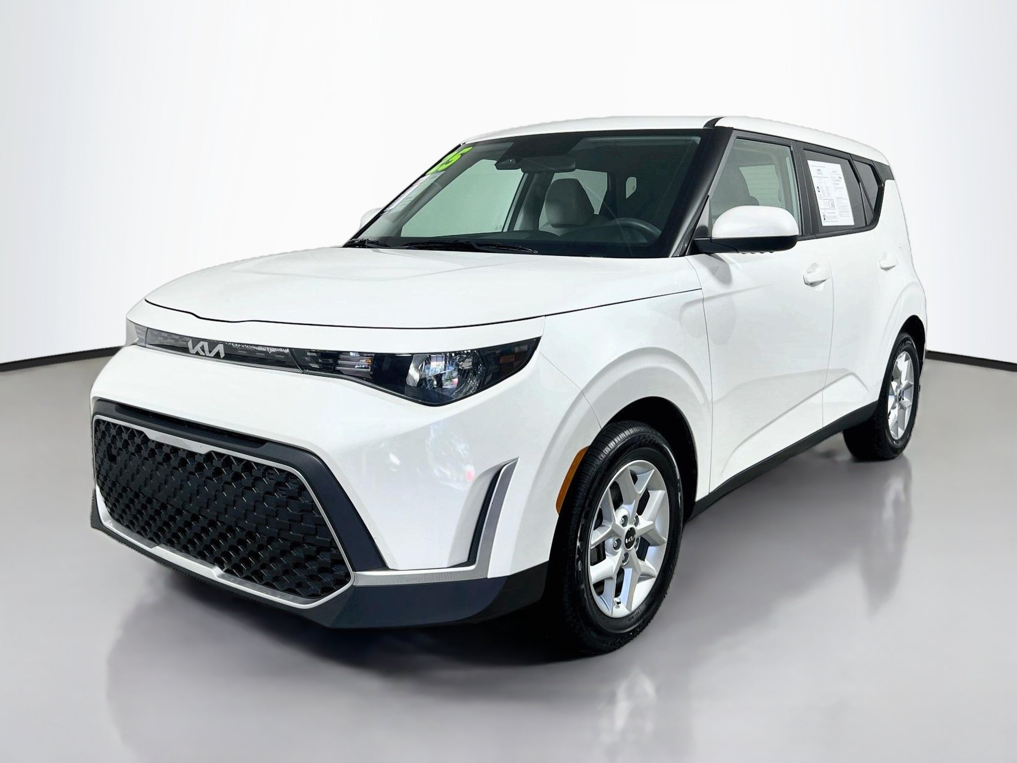 Used 2025 Kia Soul LX w/ LX Technology Package FWD image 10
