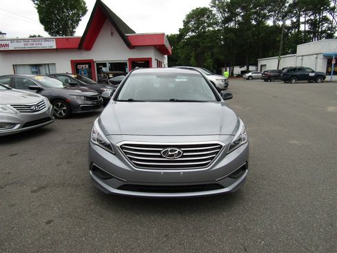 Used 2016 Hyundai Sonata SE FWD image 2